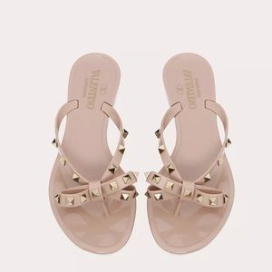 VALENTINO RUBBER ROCKSTUD THONG SANDAL IN POUDRE
